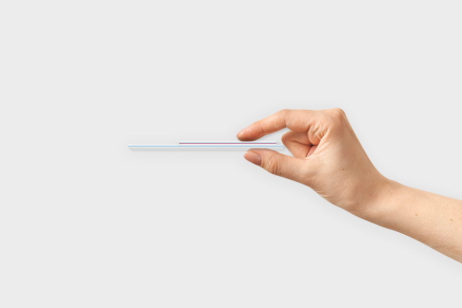 Multiloft Karte mit sichtbarem Farbkern, von einer Hand seitlich gehalten – exklusive Visitenkarte drucken lassen